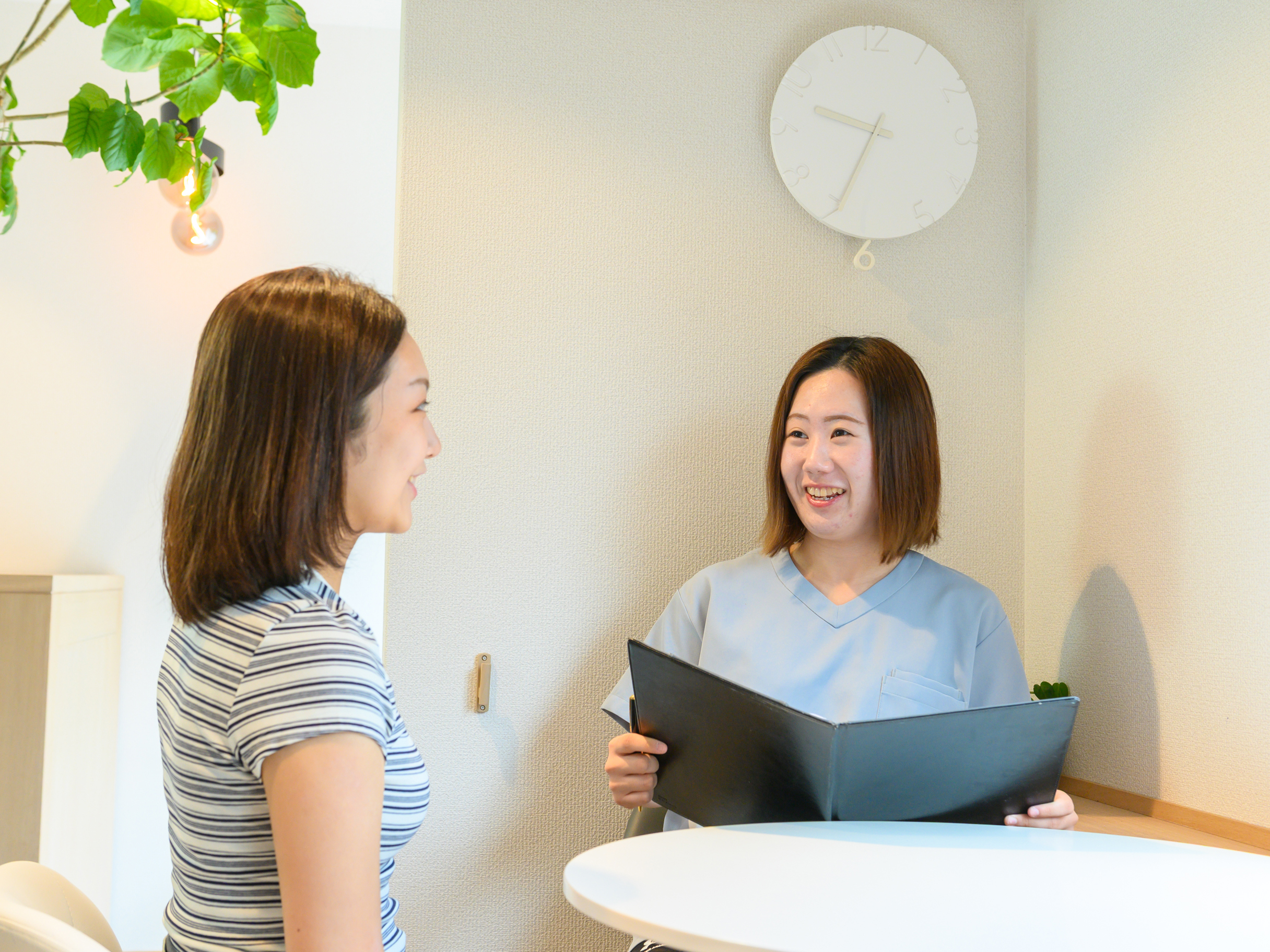 鍼灸YOUJOUsalonWELL鴨池店でカウンセリングをしている様子